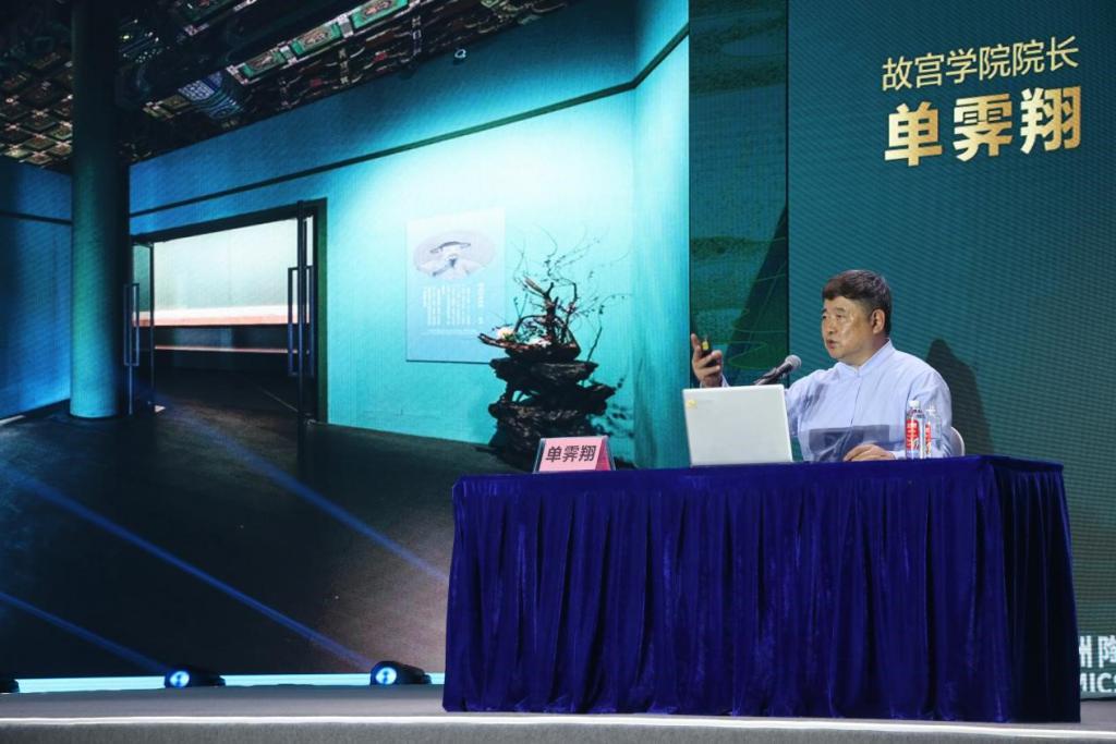 7 月 20 日下午，故宫学院院长单霁翔出席“2020 佛山（潭洲）国际陶瓷展”