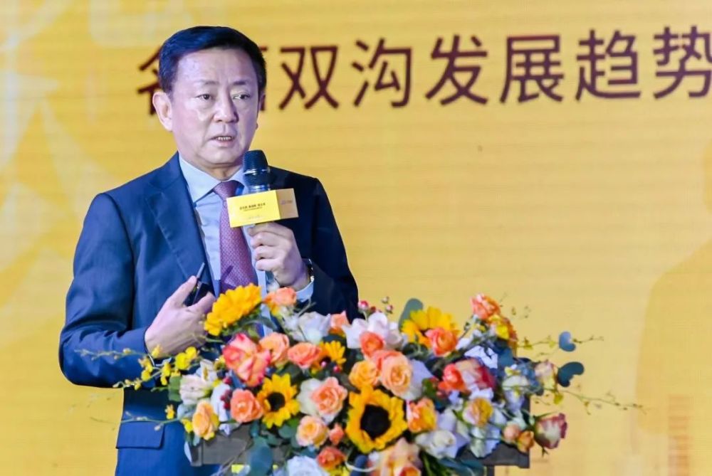 4月6日，著名经济学家樊纲出席“双名酒、新战略、迎未来——名酒双沟发展趋势高峰论坛”。