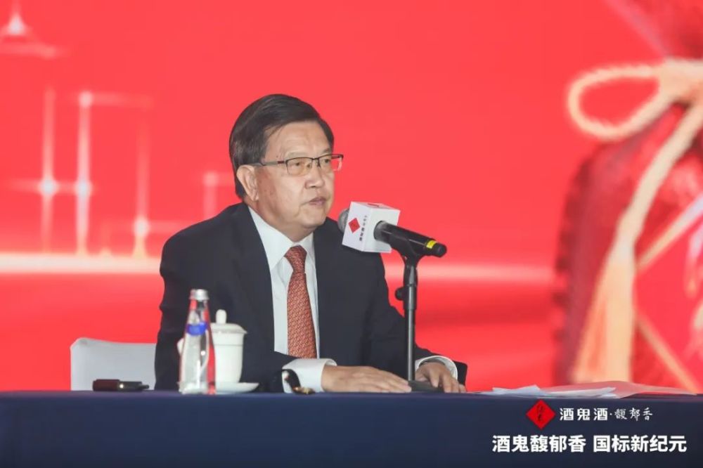 4月6日，龙永图、单霁翔出席酒鬼酒·郁香型白酒价值高峰论坛