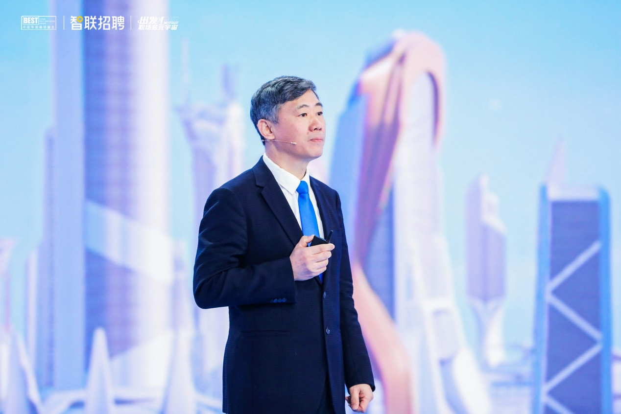 12月23日，全国政协常委、清华大学中国经济思想与实践研究院院长李稻葵出席2022中国年度最佳雇主颁奖盛典