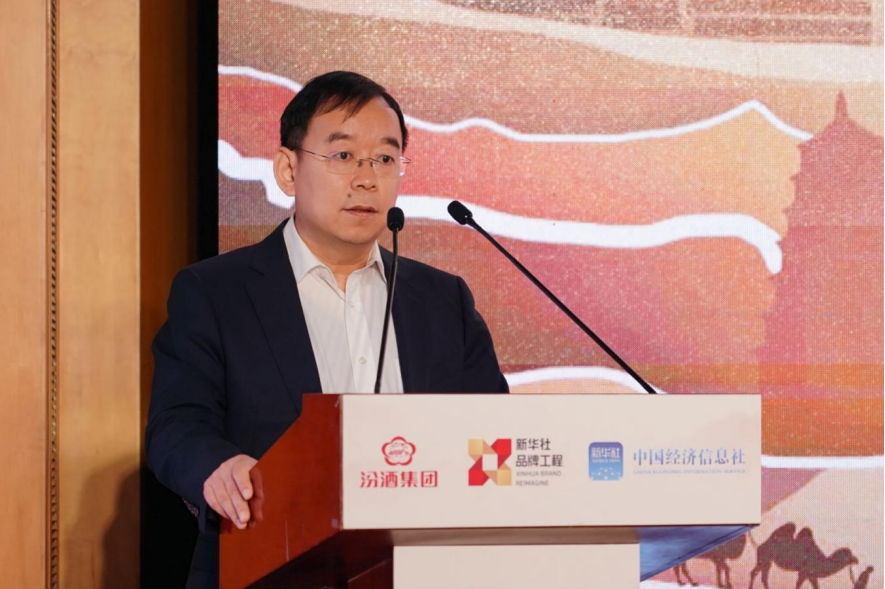 图为汾酒集团党委专职副书记、副董事长李振寰致辞